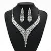 Ensemble de bijoux de luxe pour robe de soirée en diamants: Boucles d'oreilles à pampilles haut de gamme et collier pour mariages