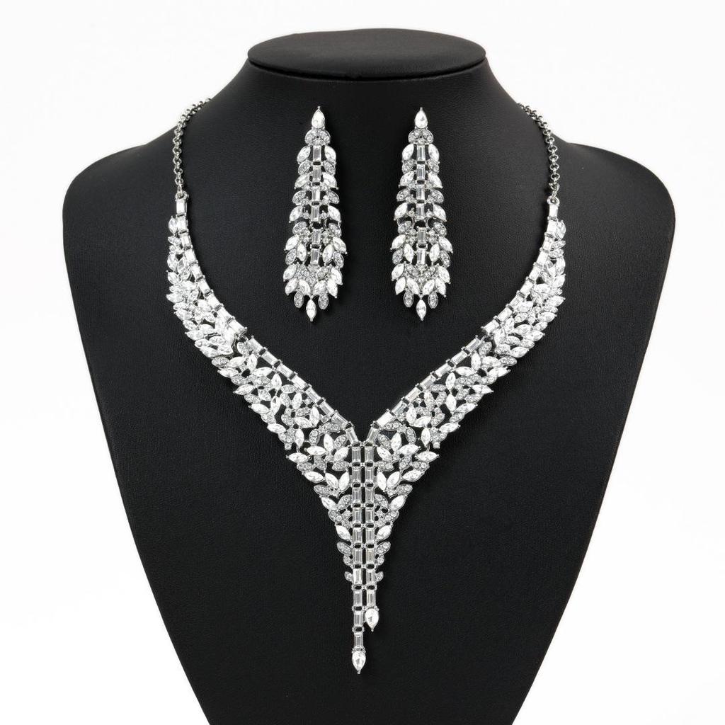 Ensemble de bijoux de luxe pour robe de soirée en diamants: Boucles d'oreilles à pampilles haut de gamme et collier pour mariages