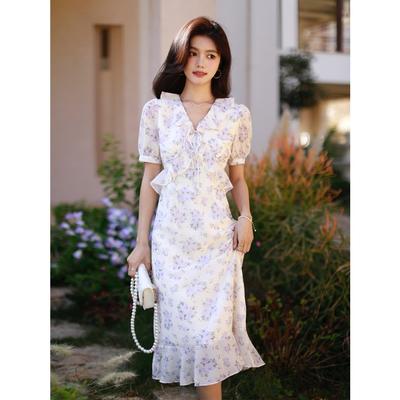 Magnifique robe florale violette avec un col en V et des robes romantiques à volants