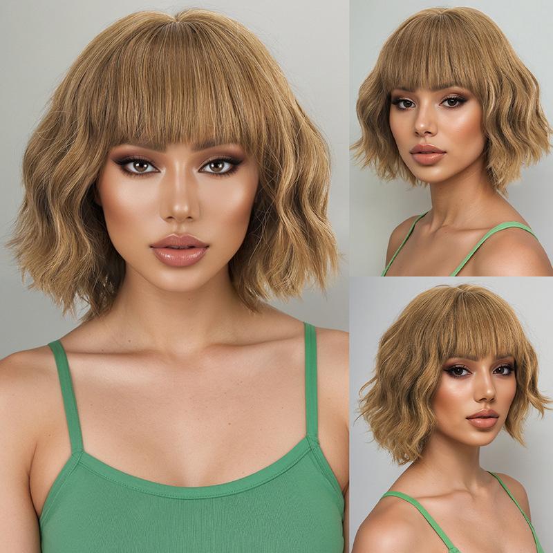 Women Short Fluffy Blond Wig Synthetic Wavy Wigs Stylish Golden Brown Hair with Bangs for Daily Party Cosplay Heat Resistant Fibre золотисто-коричневый