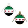 Elegante Halskette mit Anhänger der syrischen Flagge, die Nationalstolz und kulturelle Identität symbolisiert, aus robusten Materialien für den Alltag