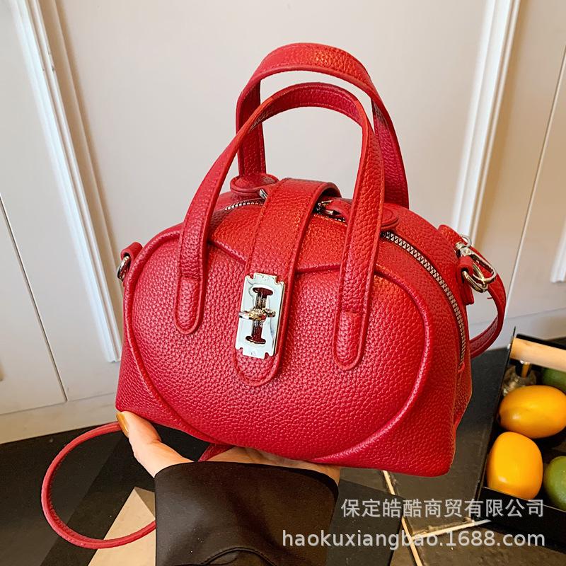 This year's popular small bag women's 2025 new fashion super fire versatile messenger bag commuter small bag