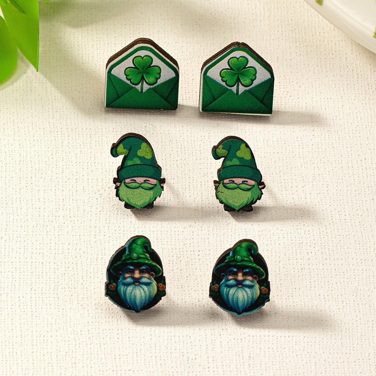 

Envelope clover stud earrings are delicate and small celebration holiday forest three-petal grass stud earrings зелений