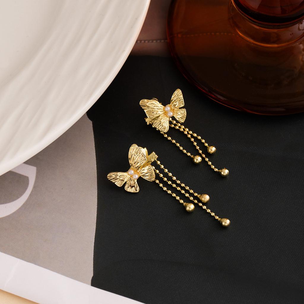 High-End Flower Stud Earrings, Light Luxury Super Fairy Exquisite Pearl Earrings, Fashionable Oil-Dripping Petal Earrings.