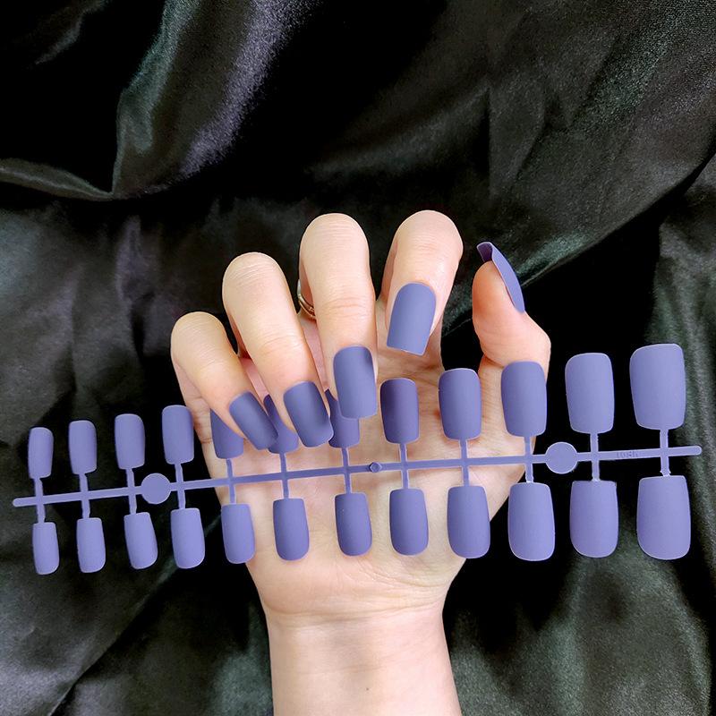 24 pezzi / set fai da te unghie rapide testa piatta lunga satinata opaca unghie finte strisce multicolori manicure con usura finita