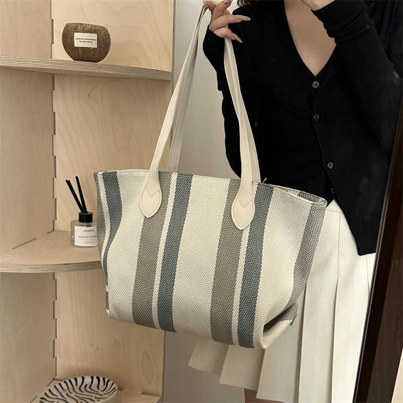 Fashionable 2024 Large Tote Bag For Women Stylish Canvas Shoulder Bag For Daily Use