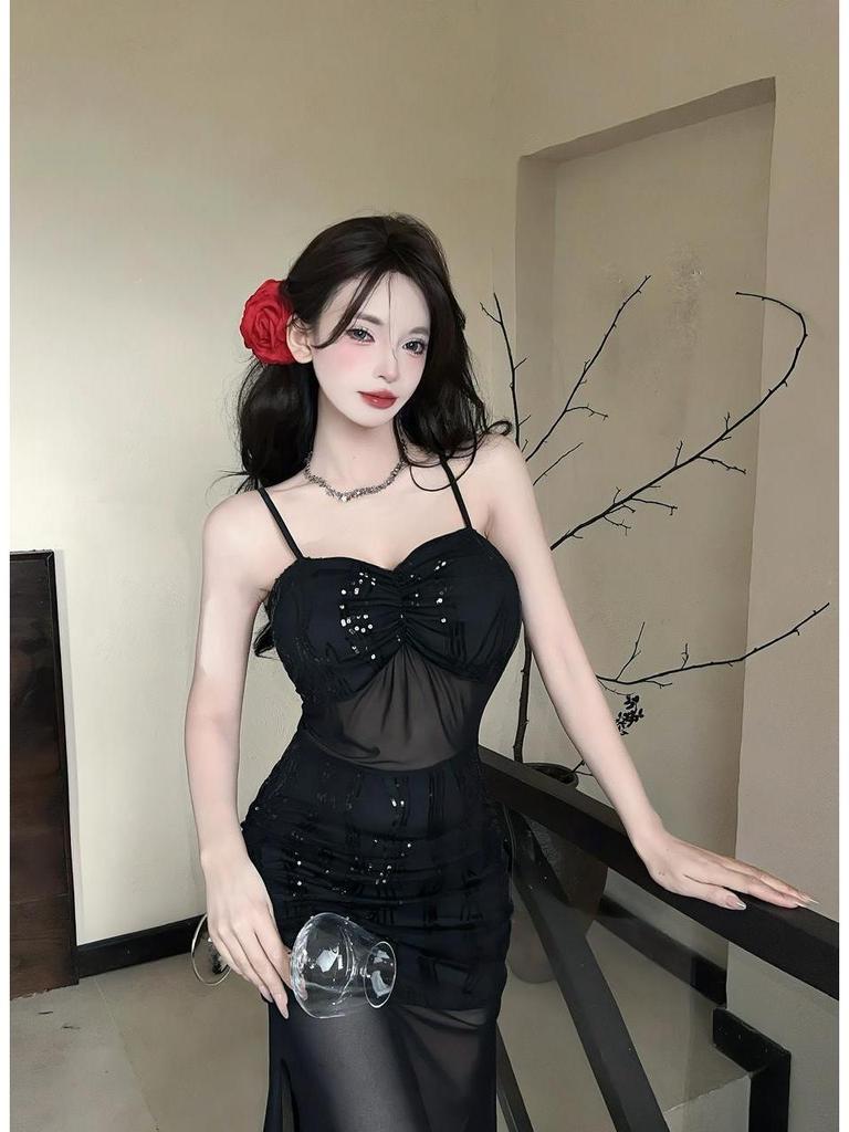 Seksowna sukienka bodycon z siateczki na cienkich ramiączkach - Półprzezroczysta, z wycięciem w talii