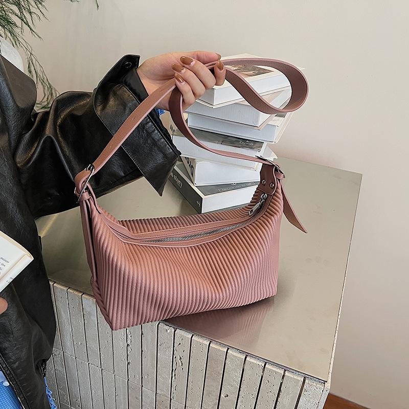 

Large capacity bag women s autumn and winter retro 2025 new niche design pleated shoulder bag versatile commuter dumpling bag розовый