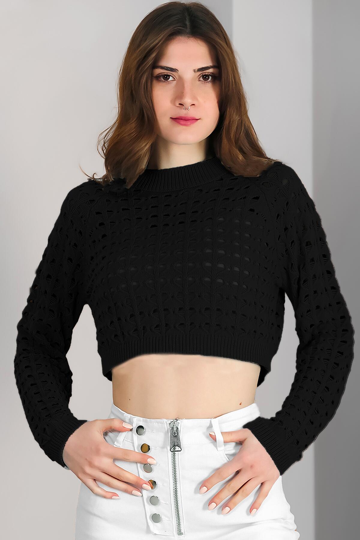 

Женский короткий трикотажный свитер