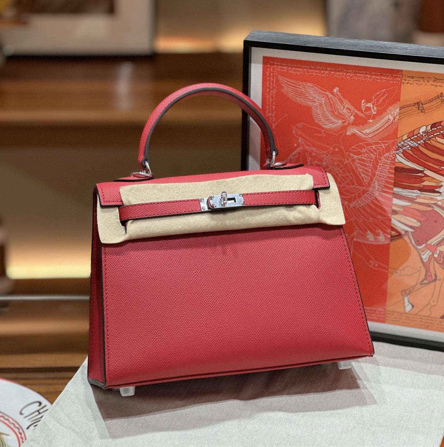 

Это высококачественная сумка из кожи Epsom, изготовленная на заказ для женщин.. Это вместительная сумка-кроссбоди на одно плечо для поездок на работу, изготовленная из коровьей кожи. 25x10x19cm