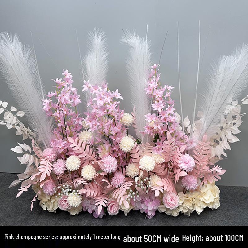 Hochzeitsgangdekoration im New Forest-Stil mit Blumen und Federn