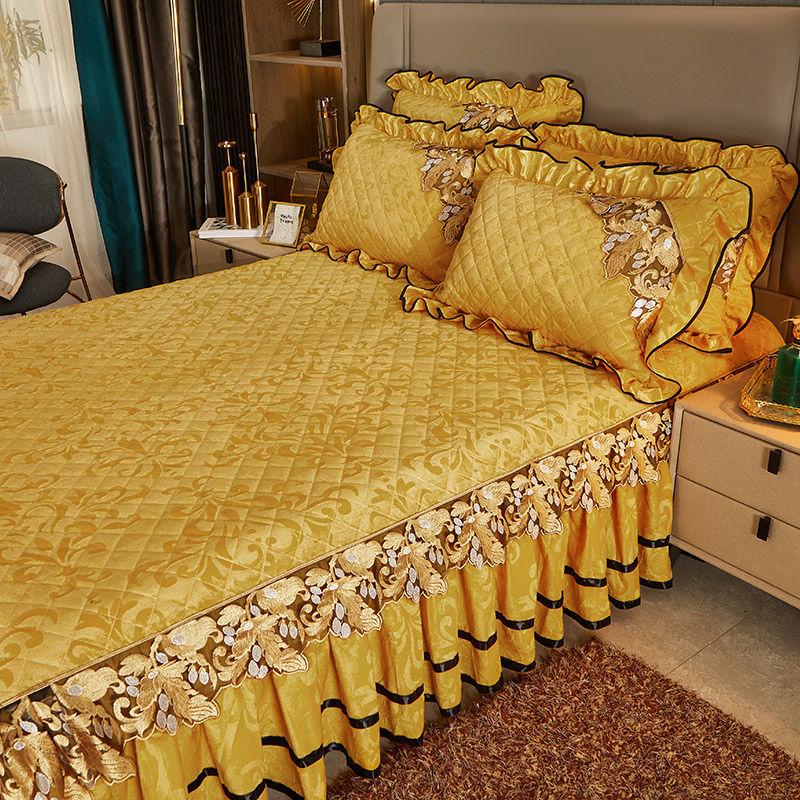 Luxuriöse goldene Winter-Tagesdecke auf dem Bett, dicke Bettlaken im Bettrock-Stil, bestickte Bettdecken aus Baumwolle im europäischen Stil