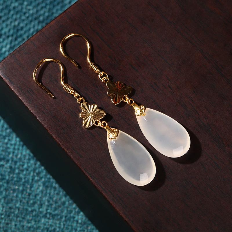 Xiaohongshu Blogger's Recommended Classical Gold-Plated Chalcedony Earrings with Elegant Jade Leaf Details.