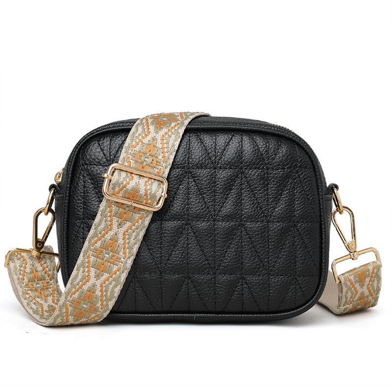 

Leather women s bags, new trendy embroidery thread versatile shoulder messenger bags, niche small square bags чёрный