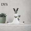 Moderne Wohnzimmer-Tischdekorationen Nordisch Minimalistisch Harz Rentierfigur mit Strickschal, Niedliche Heilende Hirschstatue, Mattweißer Boho-Tisch