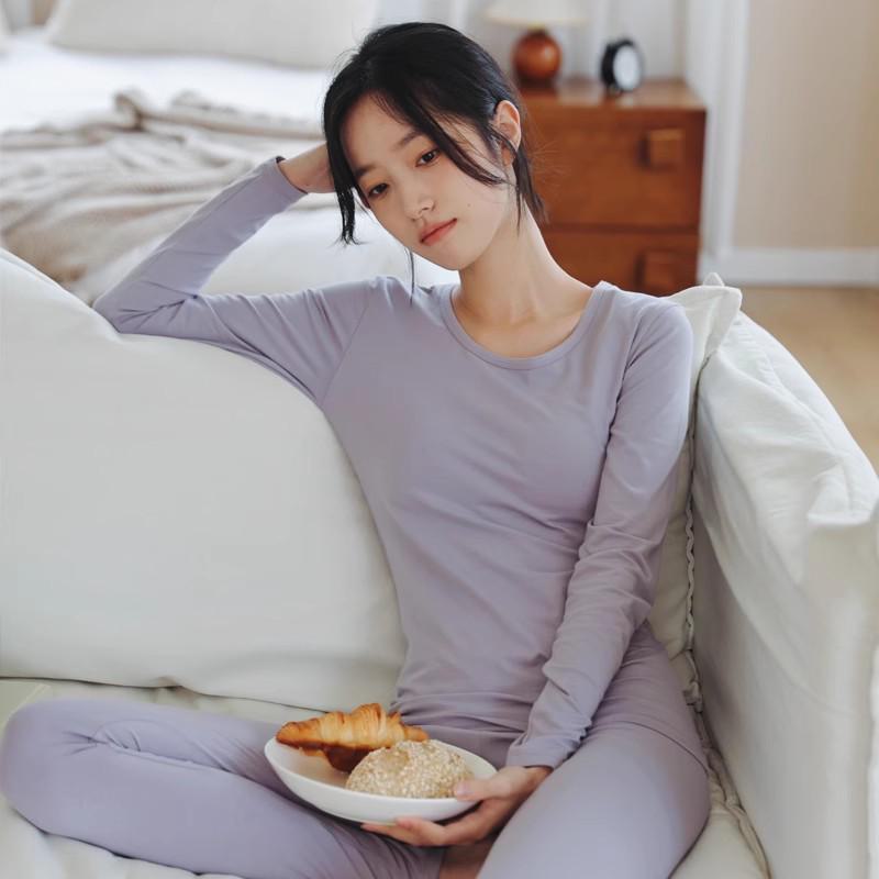 Dámský termo set z čisté bavlny: Tenký svetr a úzké kalhoty s kulatým výstřihem v jednobarevných barvách na podzim a zimu.