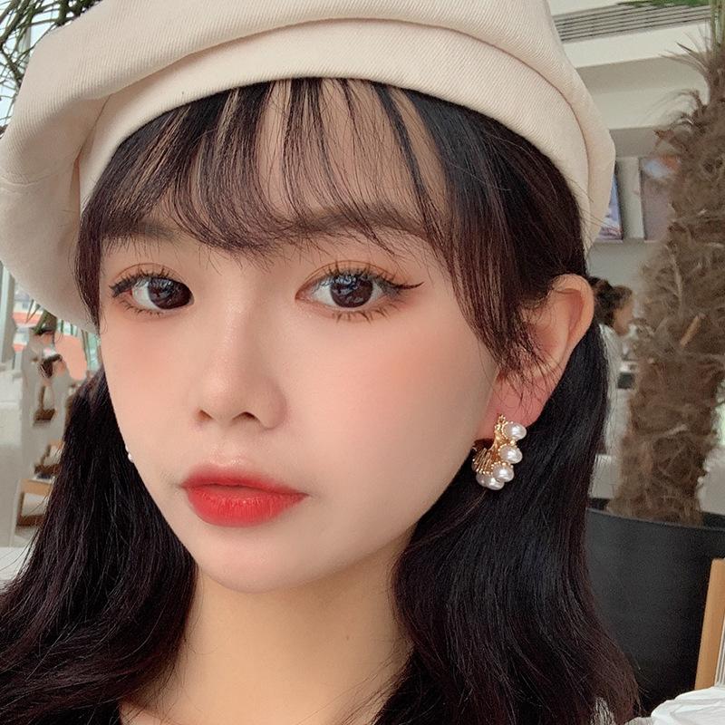European and American exaggerated niche fan-shaped Bucklo pearl earrings ins style retro Hong Kong style gold cold wind studs