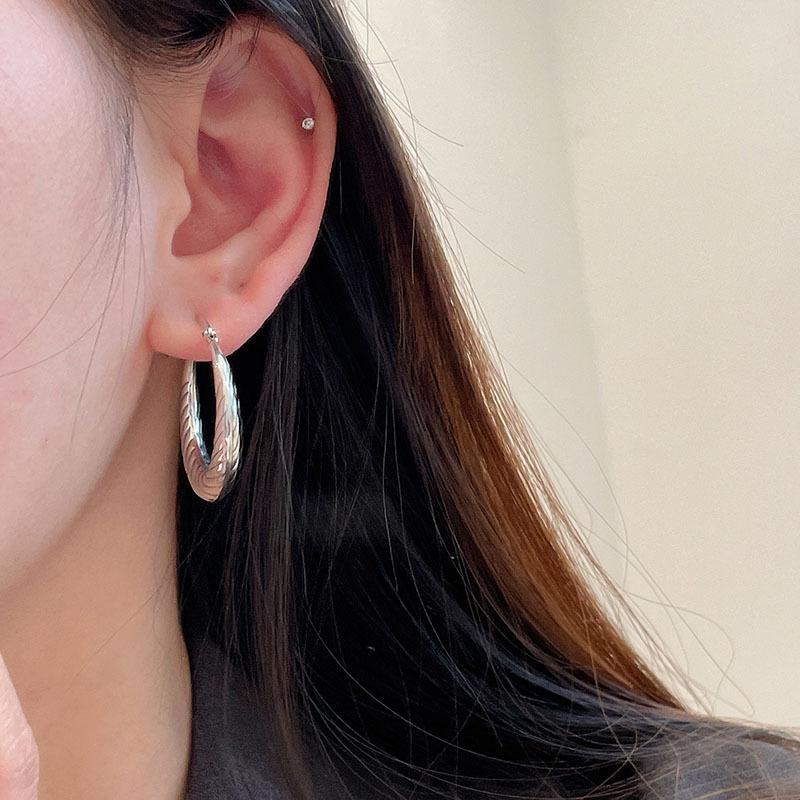 Retro Circle Earrings Pure Female Cold Wind Light Luxury Fashion Niche Design Senior Sense of Tide Earring for Personality Elegant Accessory