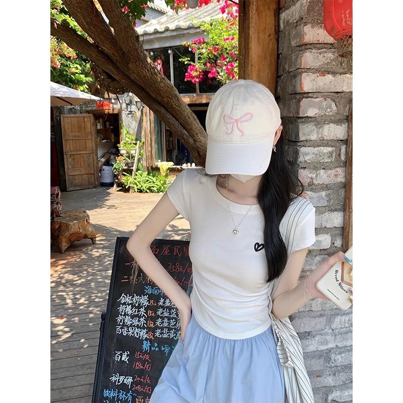 Bordowy T-shirt damski z haftem na ramionach, krótki, odsłaniający pępek, prześwitujący, plisowany, dopasowany, niszowy, letni, z okrągłym dekoltem i krótkim rękawem