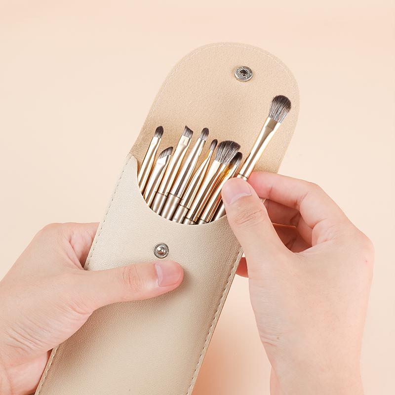 Set de 12 pensule de machiaj pentru sărbători: Peri moi pentru iluminator, fard de pleoape și blush.