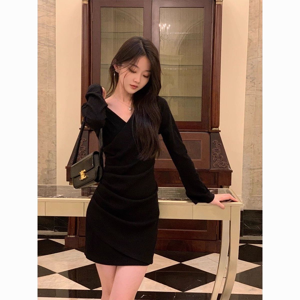 

French temperament V-neck long-sleeved dress for women s autumn and winter new style, small hip-wrapped short skirt s recommends 40-50kg чёрный