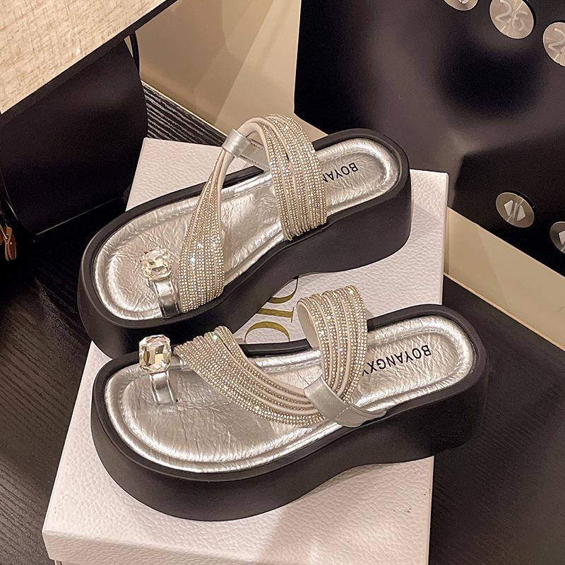 Hausschuhe Damen 2025 Sommer neu Meer hochwertig schwarz dicker Boden erhöhend Außen tragen Strand mit Rock coole Hausschuhe