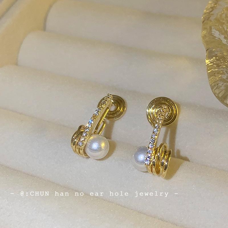 

Personalized small spiral pearl ear clips without ear piercings, high-end sense, niche femininity, unique stud earrings, light luxury earrings.