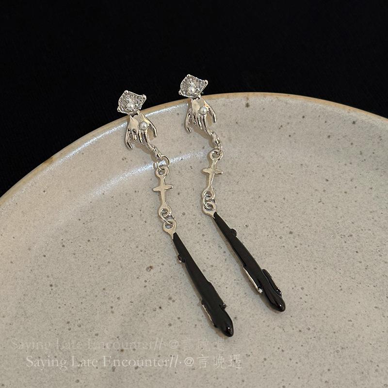 

New national style fan earrings women s new Chinese style antique high-end stud earrings with horse dress and cheongsam earrings.