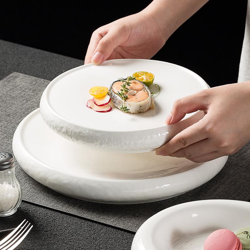 Hotel serving plate White porcelain plates Western tableware with artistic conception on the plate Restaurant circular deep dish