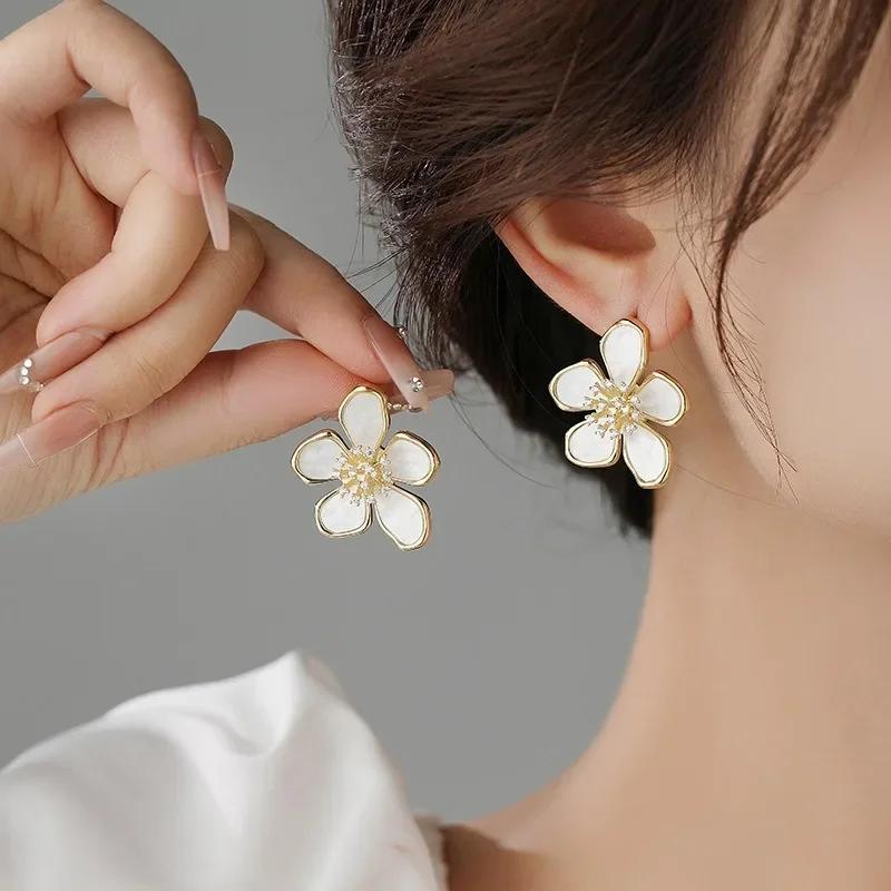 New Jewelry Exaggerated White Acrylic Zircon Flower Earrings Elegant Women Design Wedding Party Accessories