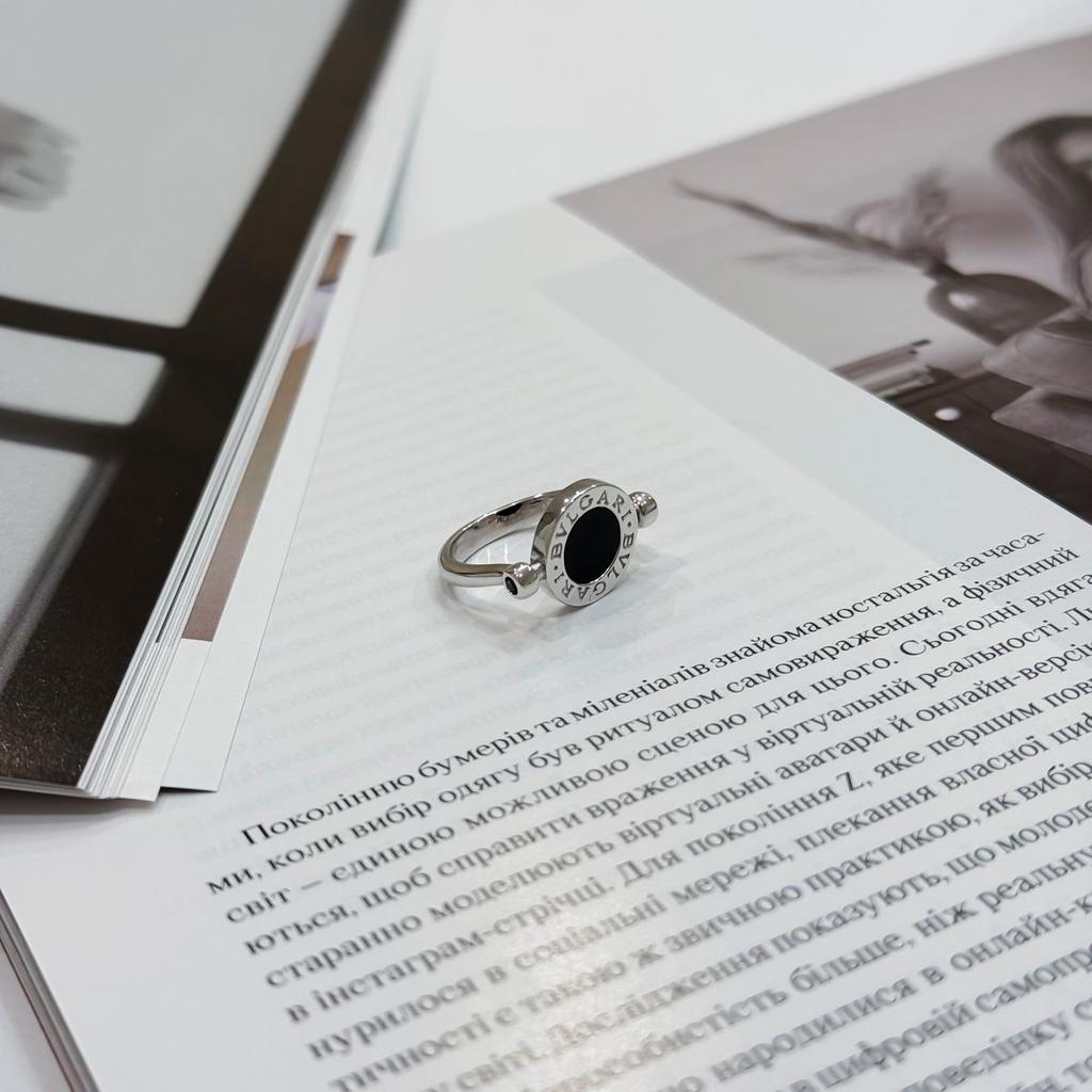 Серебряное кольцо с натуральным ониксом, вес изделия 4,49 гр (2175544)