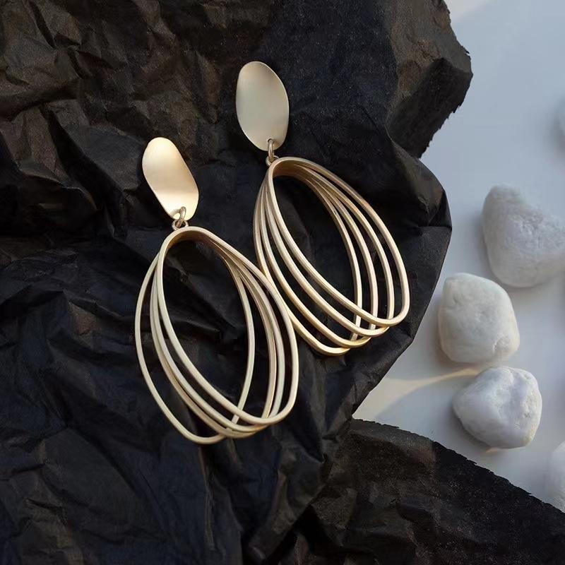 Trendige koreanische minimalistische Statement-Clip-Ohrringe Schmuck Elegante goldfarbene geometrische Clip-Ohrringe ohne Piercing für Damen