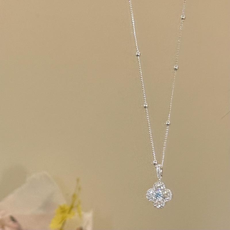 "Gentle Dance" Zircon Clover Flower Pendant Necklace - Elegant, High-End Clavicle Chain for Women