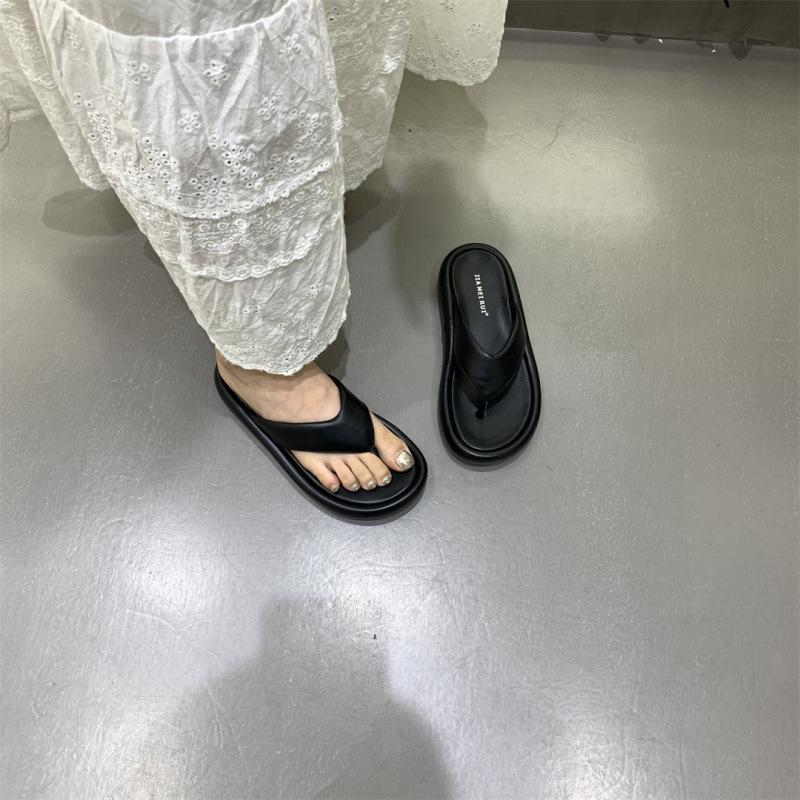Thick-soled Flip-flops Shoes Women's Shoes Wear 2025 New Summer Soft-soled Shit-stepping Sandals Beach Sandals