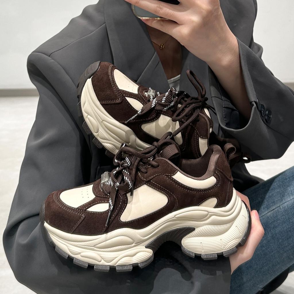 Schuhe mit geringer Höhenzunahme, dicksohlige, leichte Damenschuhe, neue, vielseitige, lässige Leder-Schnür-Sportschuhe, kleine weiße Schuhe