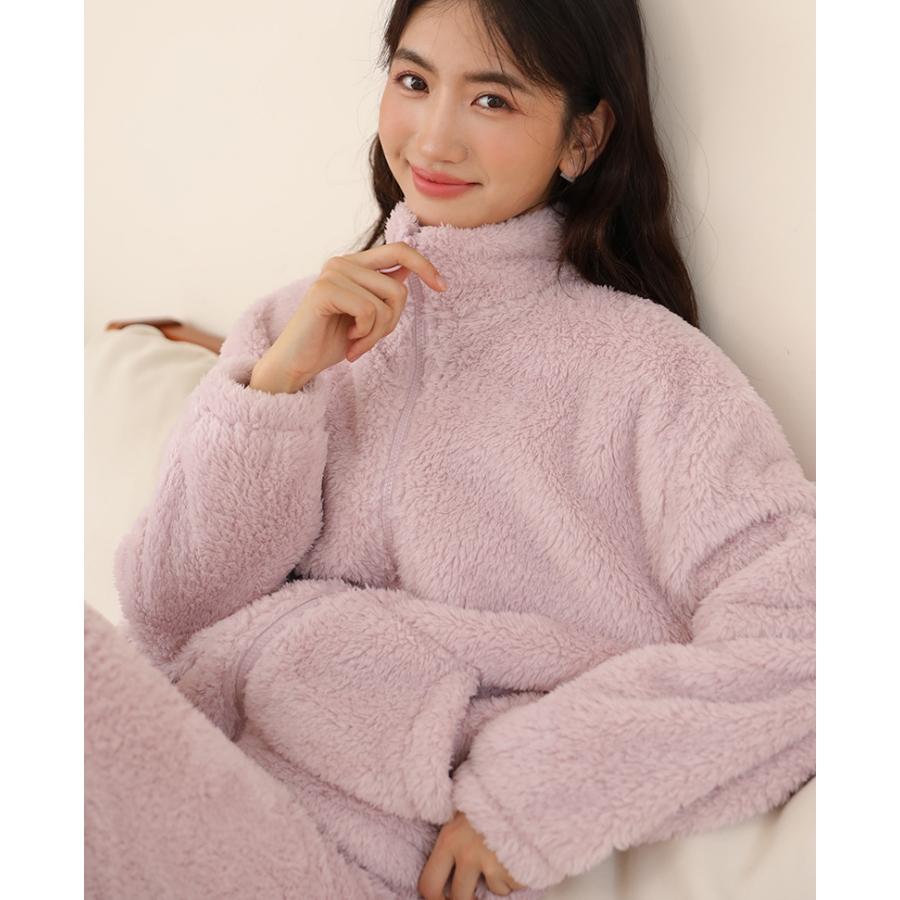 Pár modelů podzimního a zimního společenského oblečení, kardigan na zip lze nosit i mimo pyžamo, oboustranně polstrované teplé společenské oblečení