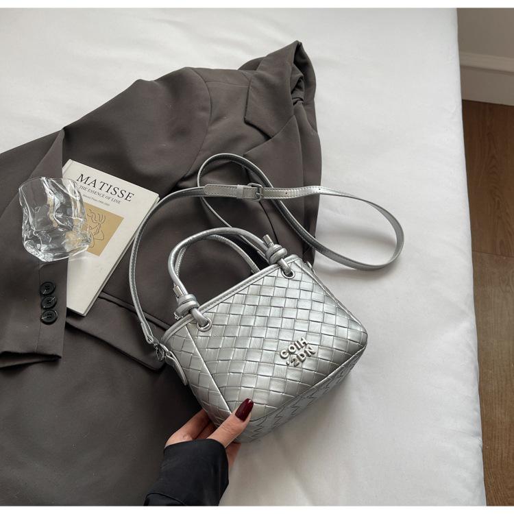 

Popular portable bucket bag 2025 spring new trend diamond commuter shoulder bag fashion versatile messenger bag women