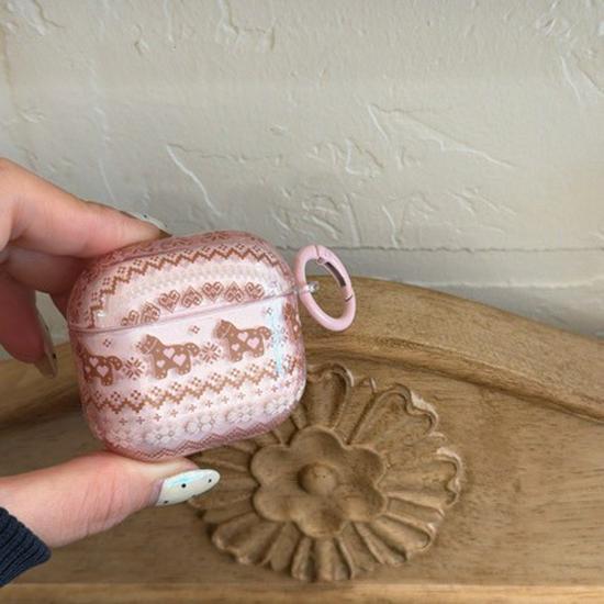 

Светло-розовый чехол Fair Isle Pony для AirPods 4, совместимый с Apple 2-го/3-го поколения и AirPods Pro 3 AirPods 4