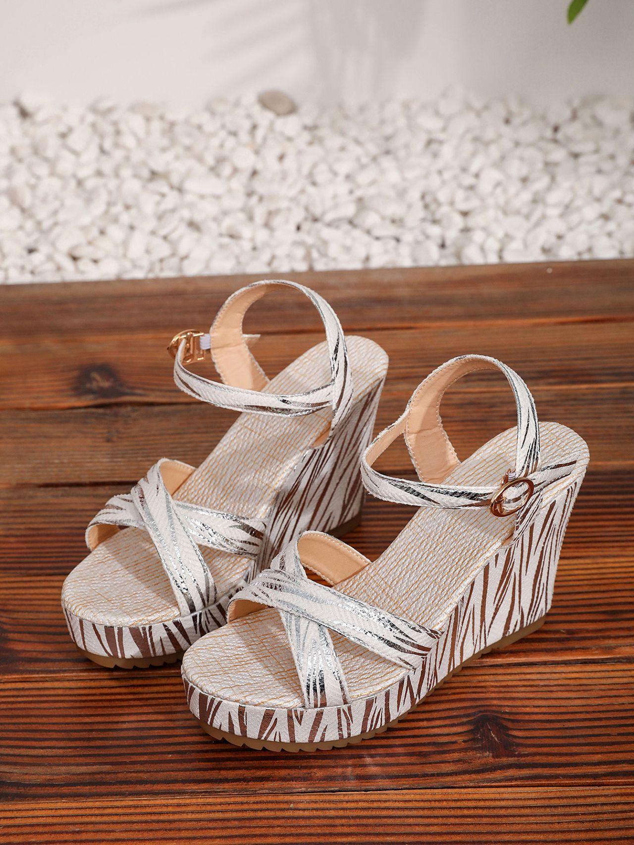 

Europe, America 2025 summer new fish mouth word with thick sole large size waterproof table slope heel high heel sandals 35 срібний