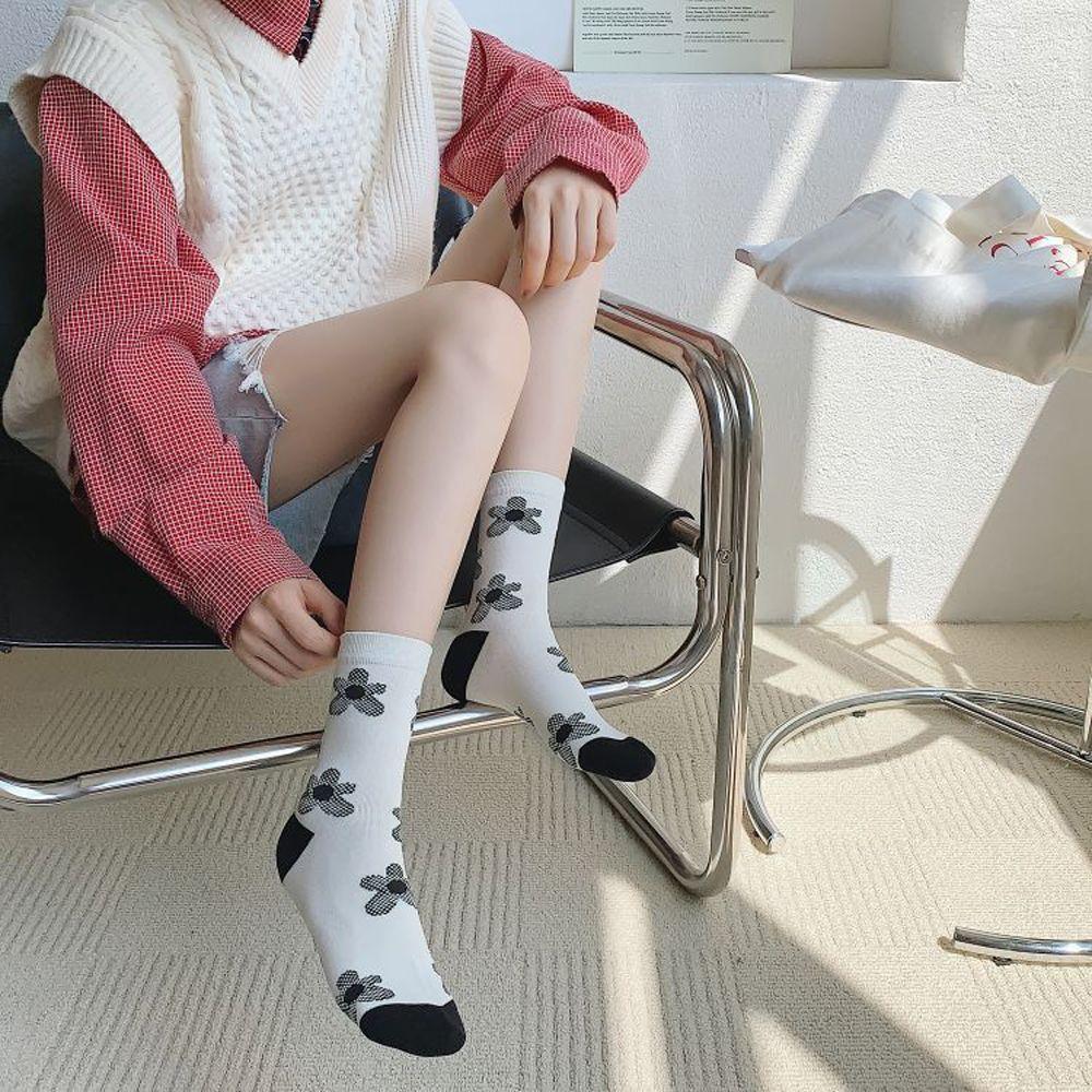 

Winter Black Flower Pattern Korean Style Socks Mid Tube Socks Fashion Women Socks White Socks