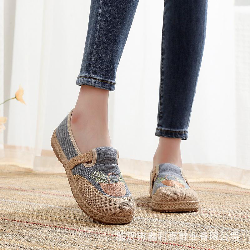 

Весенне-летние новые вышитые туфли для среднего и пожилого возраста, тканевые туфли, женские ленивые туфли-лоферы на одной педали, нескользящие, легкие, одинарные туфли 36