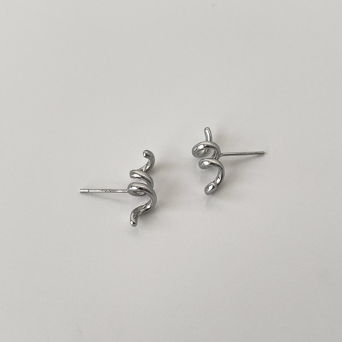 

Personality unique spiral ribbon stud earrings women s exquisite design sense high-grade silver needle earrings simple cold wind earrings 925 silver needle