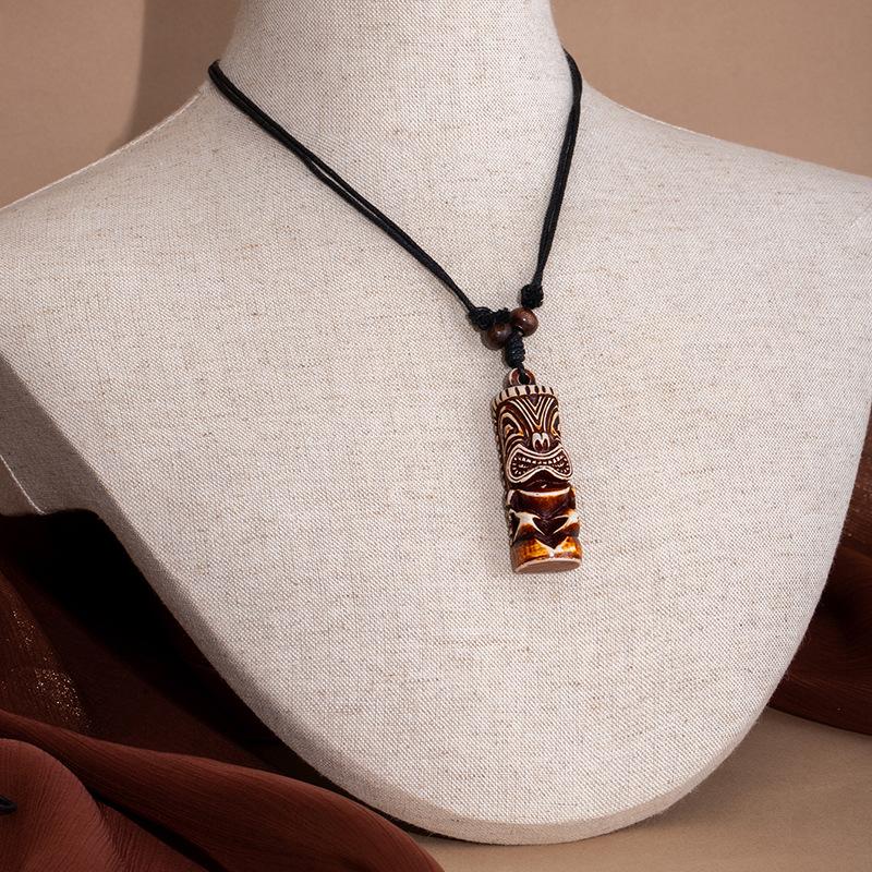 Retro Ethnic Style Niche Men'S And Women'S Collarbone Chain, Pendant Necklace, Shark Tooth Sweater Chain, Imitation Ivory Adjustable Necklace.