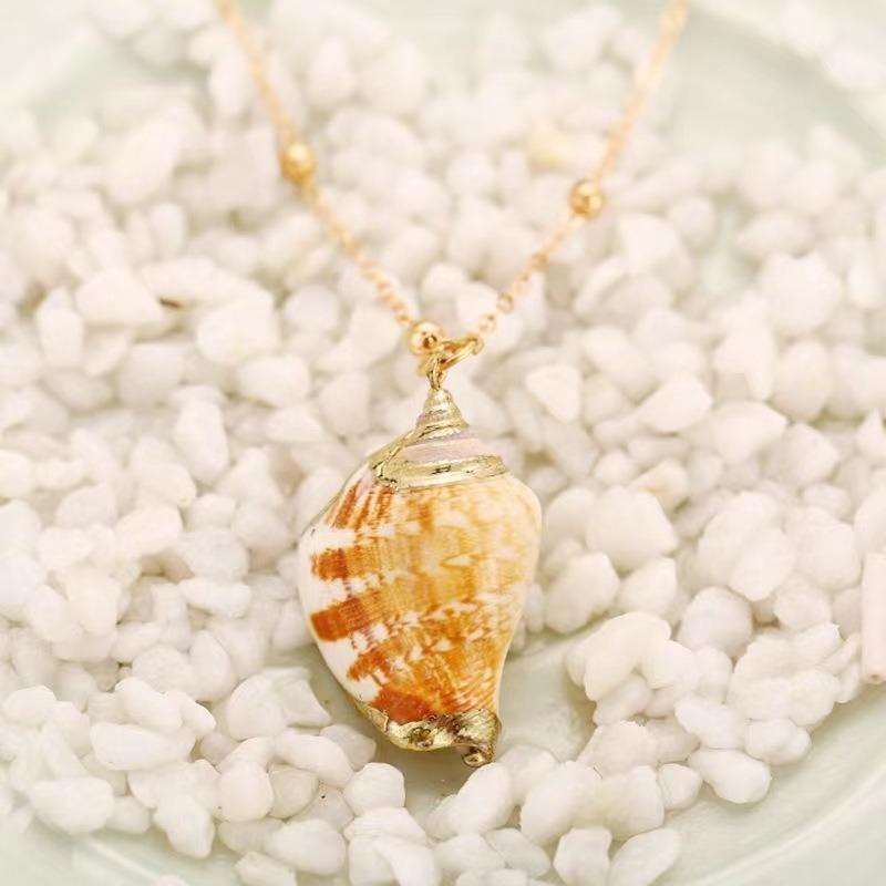 European and American Gold-plated Edge Beach Conch Pendant Necklace, Female Creative Retro Natural Conch Necklace