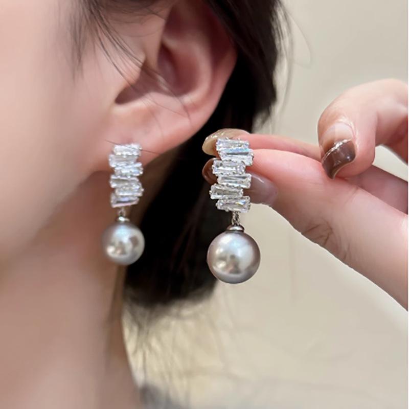 Elegant Imitation Pearl and Diamond-Studded Earrings for Women