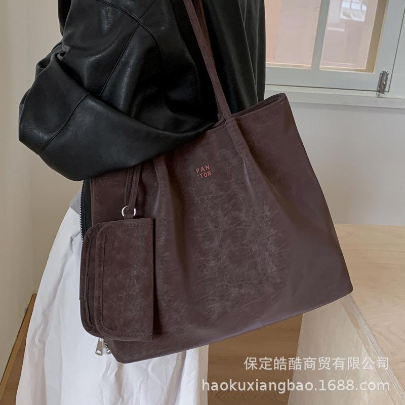Large-capacity Bags Women's Autumn and Winter 2025 New Casual Shoulder Bags Are Popular This Year, with Simple Texture and Commuter Tote Bags.