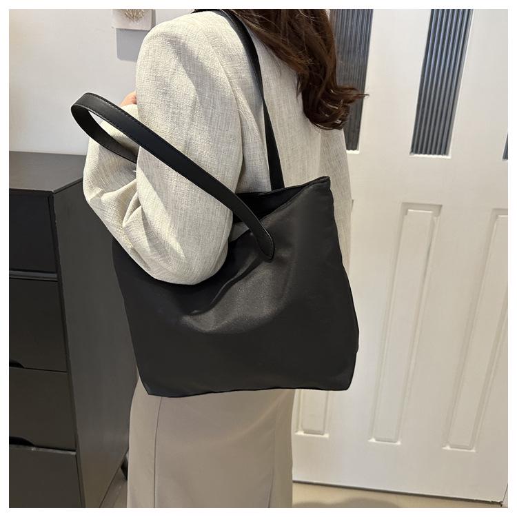 Korean-Style Large Capacity Spring 2024 Fashion Tote: Retro Casual Women's Shoulder Bag