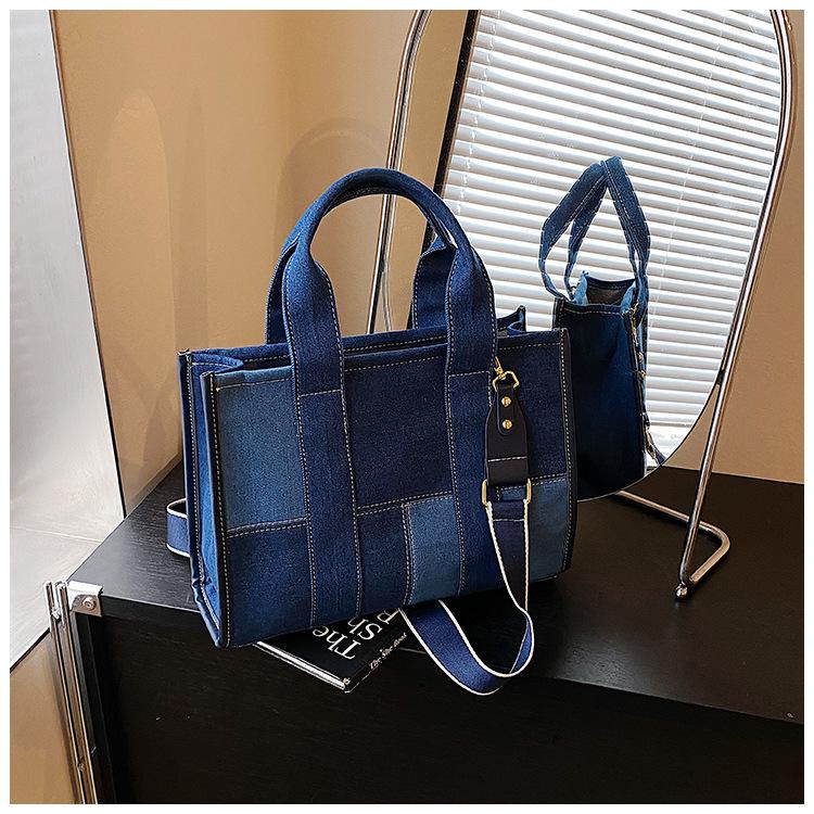 

Джинсовая сумка с контрастной цветной вставкой, женская, большой вместимости, новая летняя сумка-мессенджер, повседневная портативная сумка-тоут светло-синий
