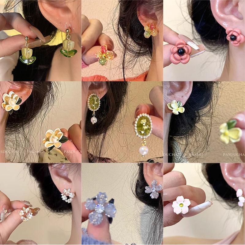 Spring and Summer Light and Fresh Flower-shaped Earrings for Women, Small and Exclusive, with A Sophisticated and Elegant Feel. Ear Ornaments.