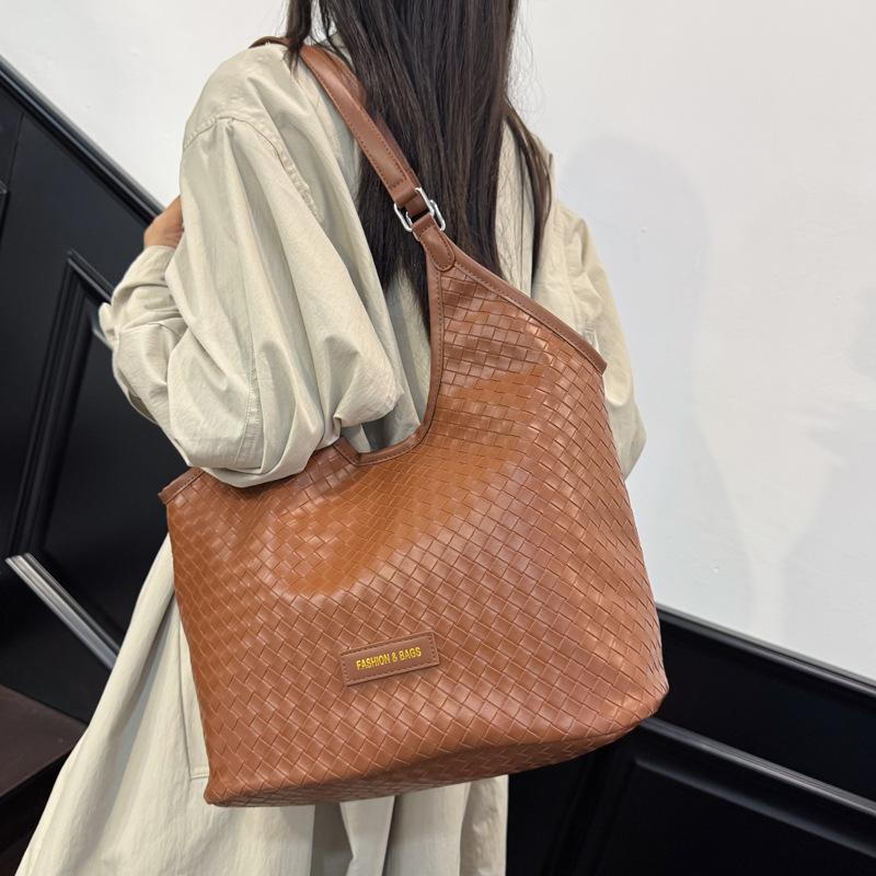 Portable large-capacity bag, women's 2025 new high-texture commuter tote bag, college student class shoulder armpit bag